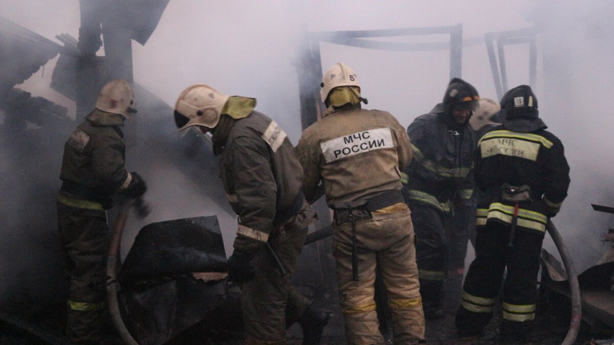     Спасатели смогли ликвидировать открытое горение на торговой базе «Альтус» под Ростовом, сообщили в региональном МЧС.