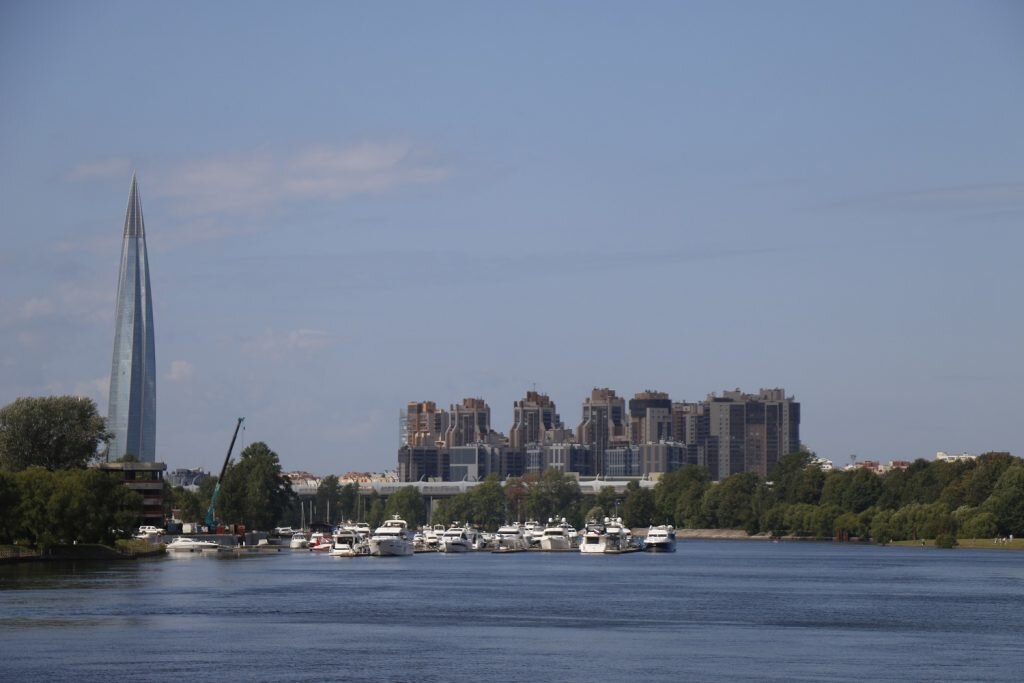    Россия, Санкт-Петербург. Повседневная жизнь города. На снимке: Лахта-центр в Приморском районе.