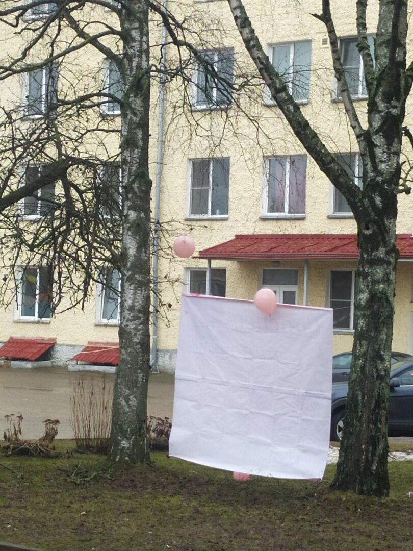 Роддом. Уже не пишут на асфальте благодарность за рождение малыша, для этого есть плакаты.