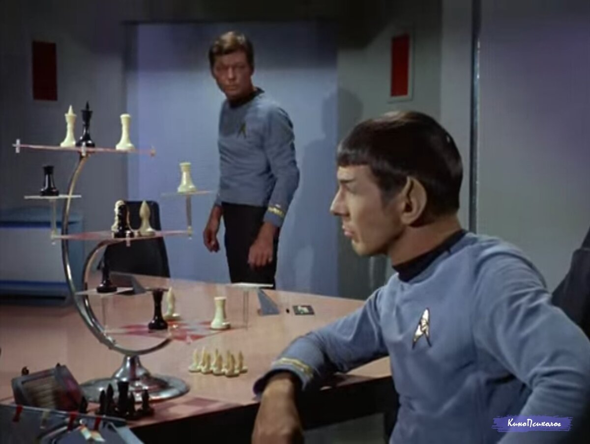 "Star trek", скриншот. Доктор возмущен, что Спок сидит и играет в шахматы, пока решается судьба капитана.