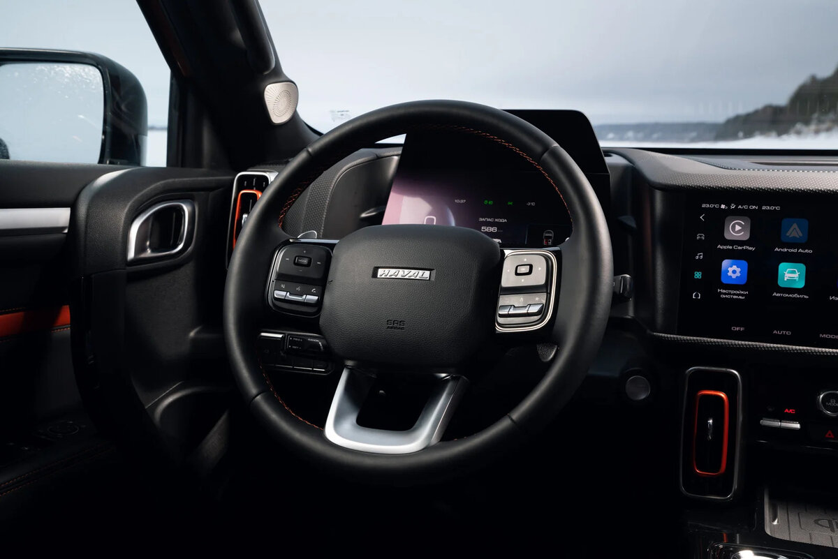 Haval DargoX предлагает впечатляюще продуманный интерьер, с очевидным вниманием к деталям. Стоит отметить гибкие шарниры подстаканников! Для пассажира предусмотрена удобная полка и ручка для дополнительной устойчивости, когда водитель решает отправиться в ралли-рейд. Большой экран мультимедиа отлично смотрится на приборной панели, а система работает быстро, обеспечивая при этом отличное изображение с камер.