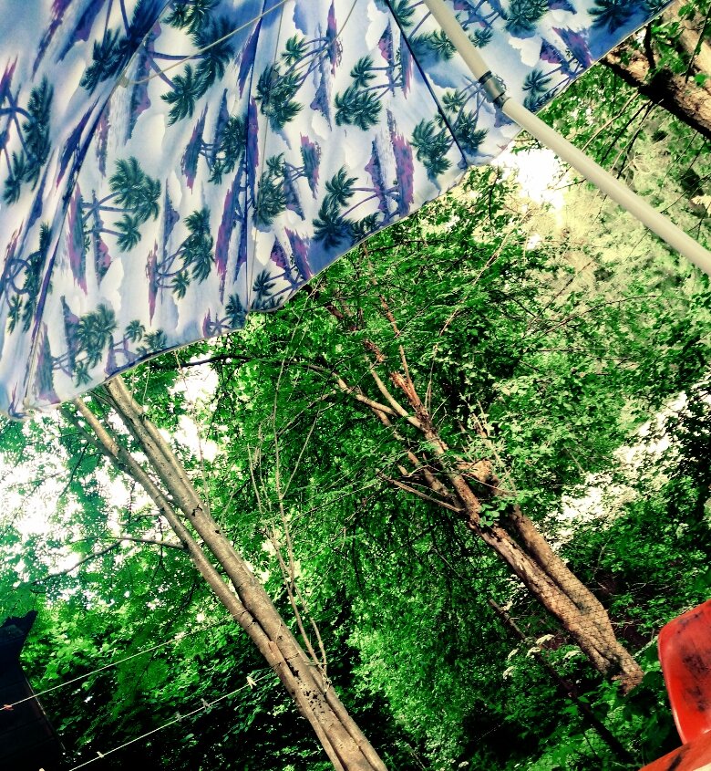 Зонтик, привезенный с моря.