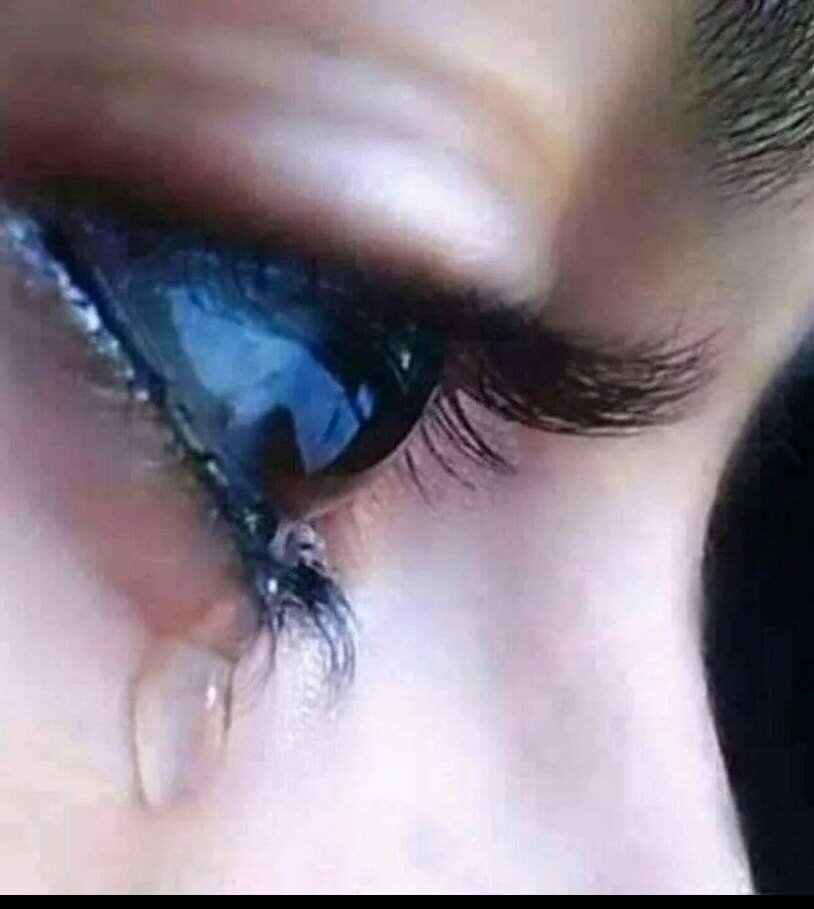 Из одного глаза течет слеза у взрослого. Плачущий глаз. Глаз со слезой. Красивые глаза со слезами. Заплаканные голубые глаза.