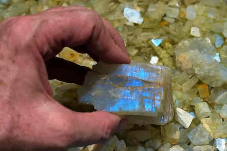 Кристалл лунного камня из Шри-Ланки (изображение: http://www.geologypage.com/2019/04/what-is-moonstone-gemstone.html)