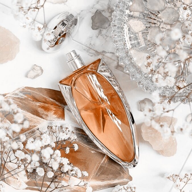 Мне всегда так приятно брать в руки этот необычный, увесистый флакон!