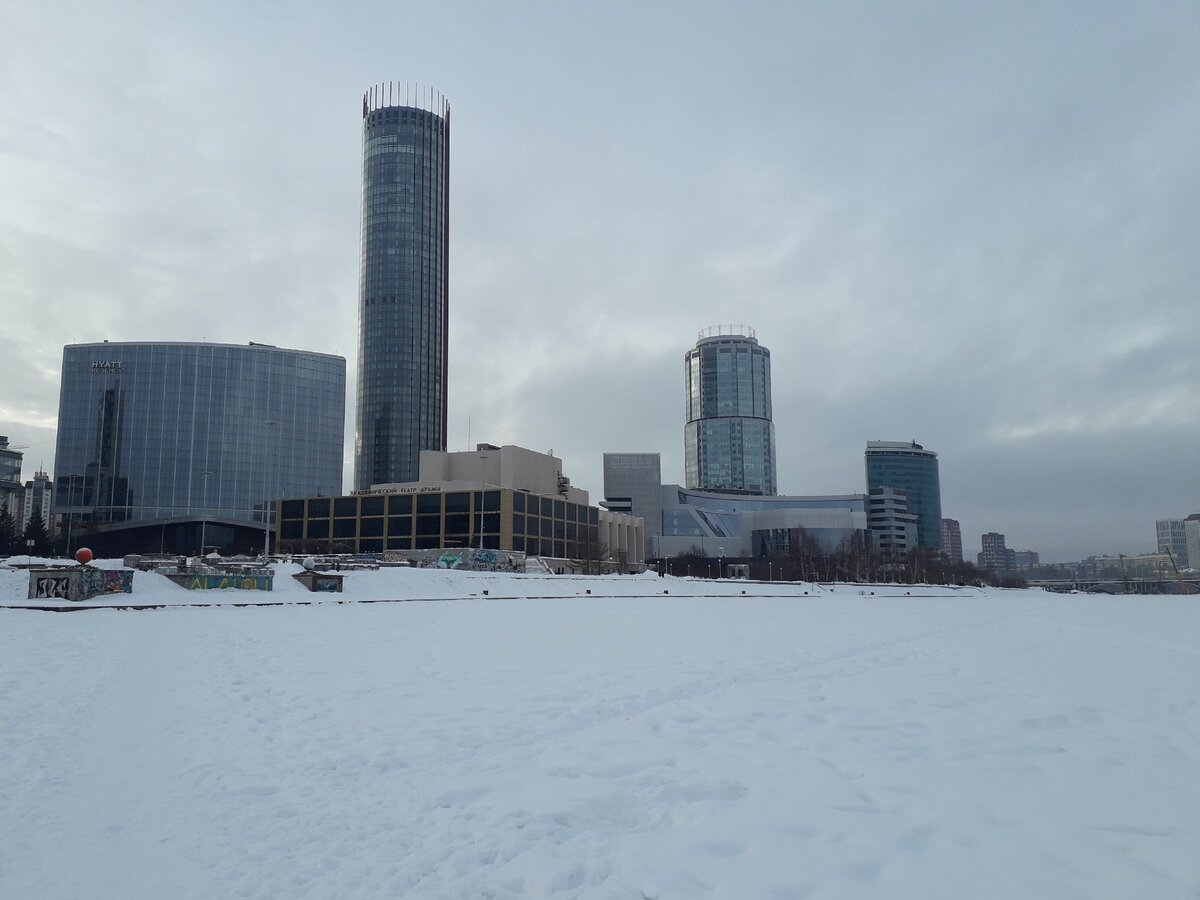 Вид на Ельцин-центр со стороны Городского пруда. Фото автора.