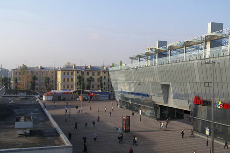 Петербург метро ладожская. Станция метро Ладожская Санкт-Петербург. Площадь у метро Ладожская. Ладожская (станция метро). Ладожская метро снаружи.