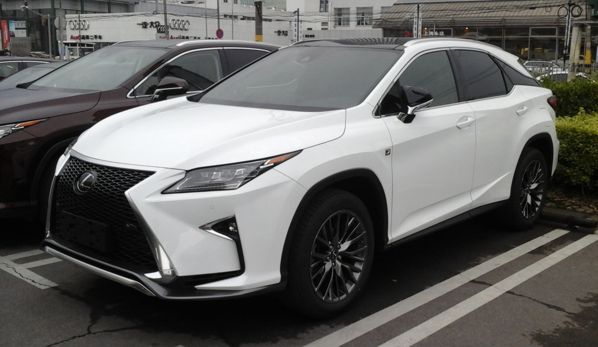 Автомобиль Lexus RX (белый) - один из самых неубиваемых авто