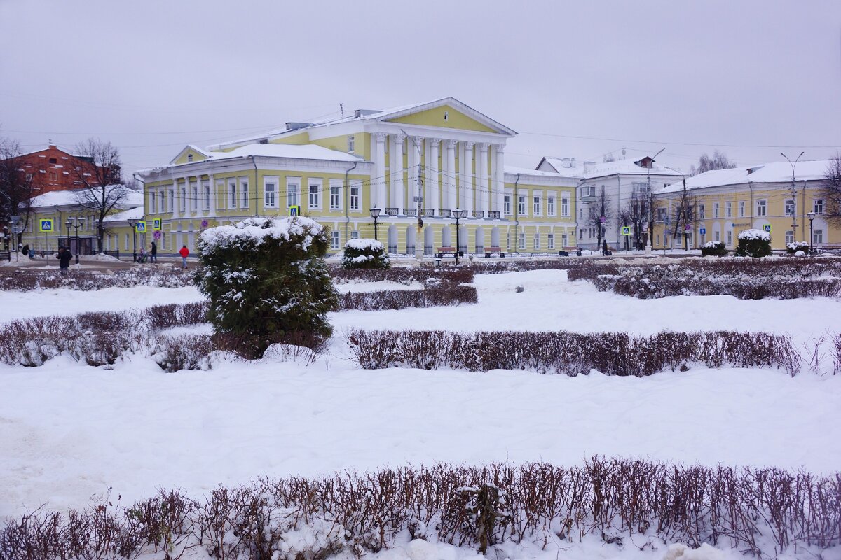 Дом Борщова 1824 г. постройки, ныне - здание районного суда, Сусанинская площадь, Кострома, фото автора