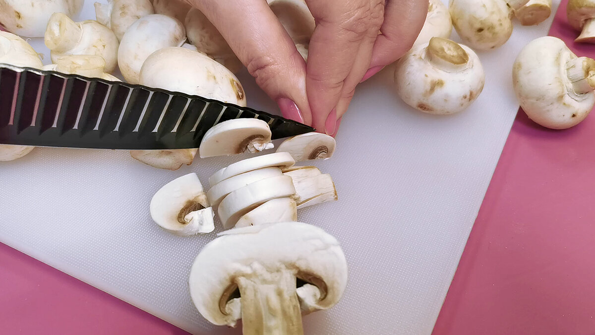 Свинину отбиваю, фарширую и запекаю в соусе. Мясо получается нежное, а соус подходит под любой гарнир