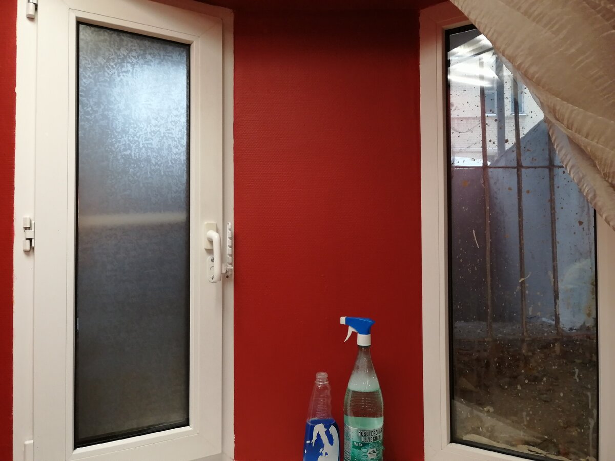 Заклеиваем окна витражной пленкой. Сравните два окна. Фото Светы Давыдовой