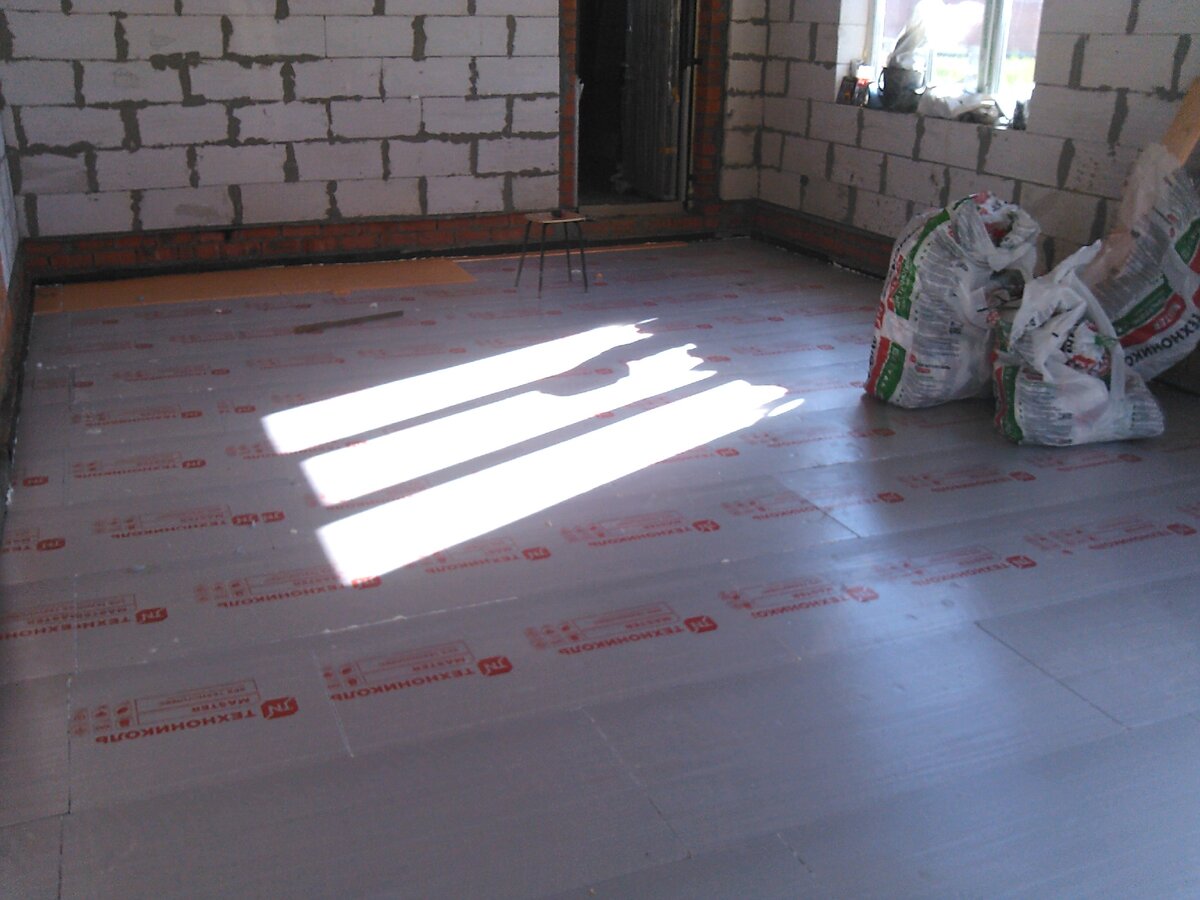 Утеплил стяжку 10 см ЭППС в разбежку с пропениванием всех стыков. @ Горбунов Сергей