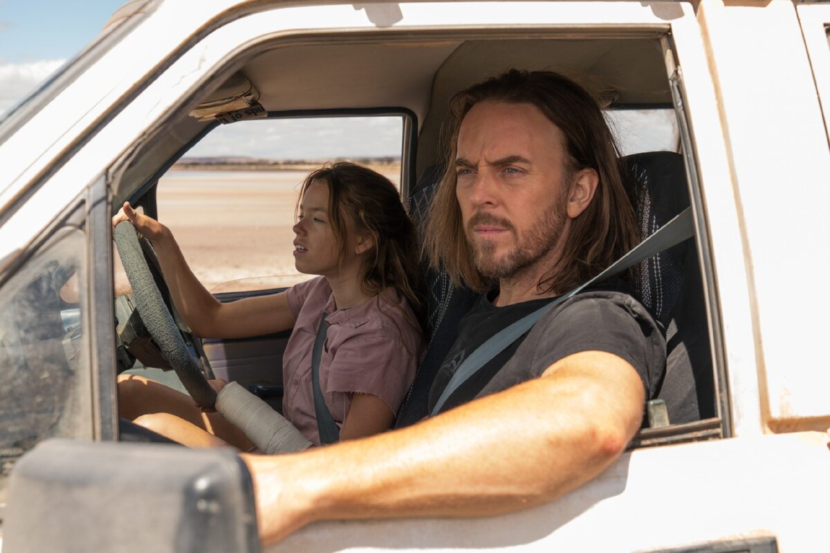 Главные герои в исполнении Тима Минчина и Милли Элкок (кадр из сериала)