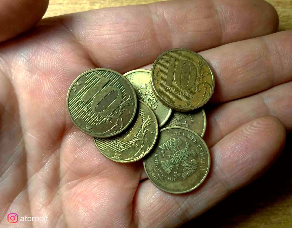 300000 в сумах. 300000 Рублей монетами. Монеты которые нашли в Латвии. Монеты которыми расплачивались чтобы переправится через. Чеканные монеты прикол рубль.