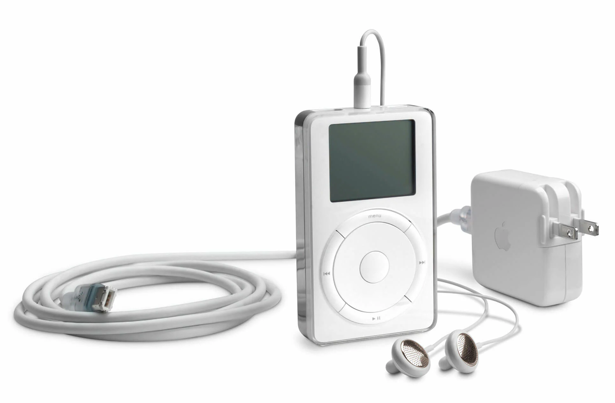 23 октября 2001 года, Apple представила mp3-плеер iPod, ставший впоследствии самым популярным в мире портативным аудиоплеером. Гаджет не только «убил» массивные плееры с аудиокассетами и компакт-дисками, но и произвел революцию на рынке музыкальных плееров.