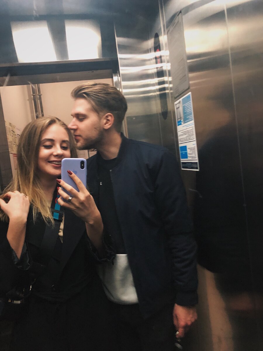 На фото красавец мужчина и женщина с поехавшей крышей, но очень влюбленными глазами.