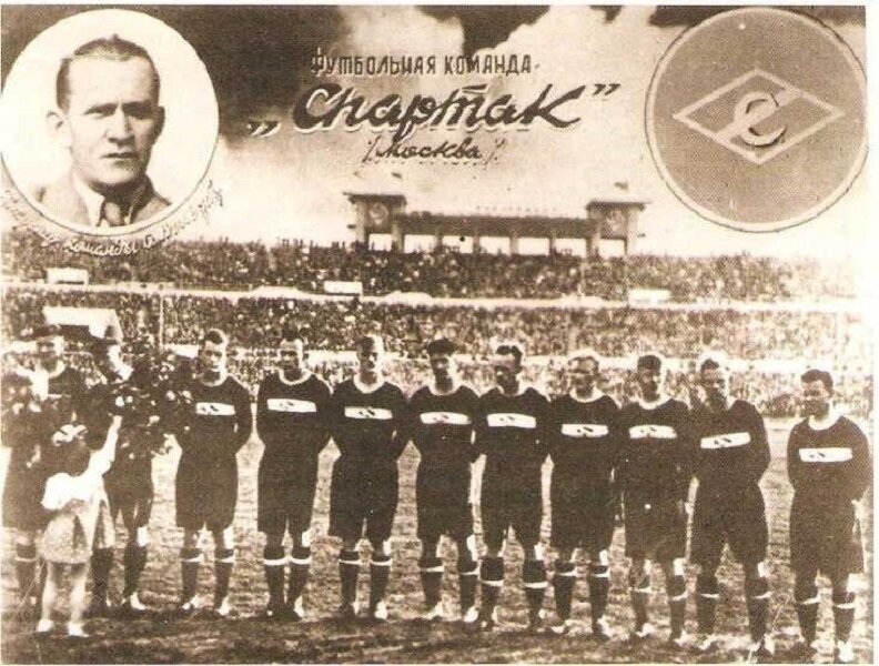 1946 год. Альберт Хенрикович Вольрат и его команда — обладатели Кубка СССР. Слева направо: В. Соколов, А.Леонтъев, С. Сальников, A. Сеглин, И. Конов, А. Соколов, С.Холодков, Б.Смыслов, И.Дементьев, B. Тимаков, К. Рязанцев
