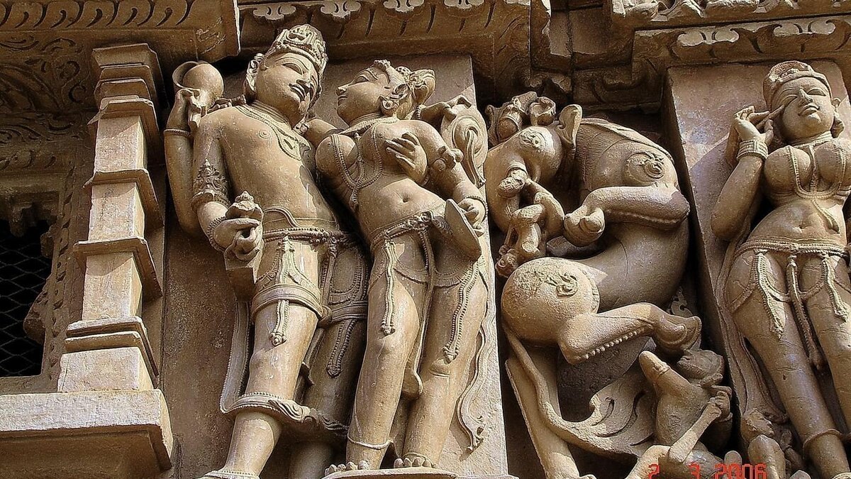 Скульптурные композиции  «Храма Любви» в Каджурахо. Индия. 2010 год. 