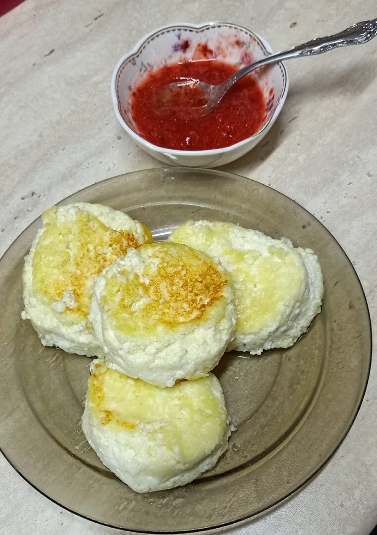сырники с земляничным соусом