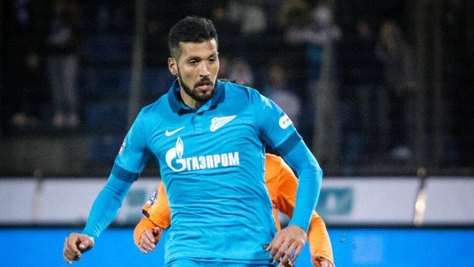 Бывший защитник «Зенита» Эсекьель Гарай пока остается без клуба после ухода из «Валенсии» летом 2020 года. 
Сообщается, что в услугах 34-летнего аргентинца заинтересован «Ньюэллс Олд Бойз». 

Футболист полностью восстановился от травмы связок колена, которую получил год назад.

Напомним, Гарай играл за «Зенит» до перехода в «Валенсию» в 2016 году. В России игрок выступал на протяжении двух сезонов, став чемпионом страны.