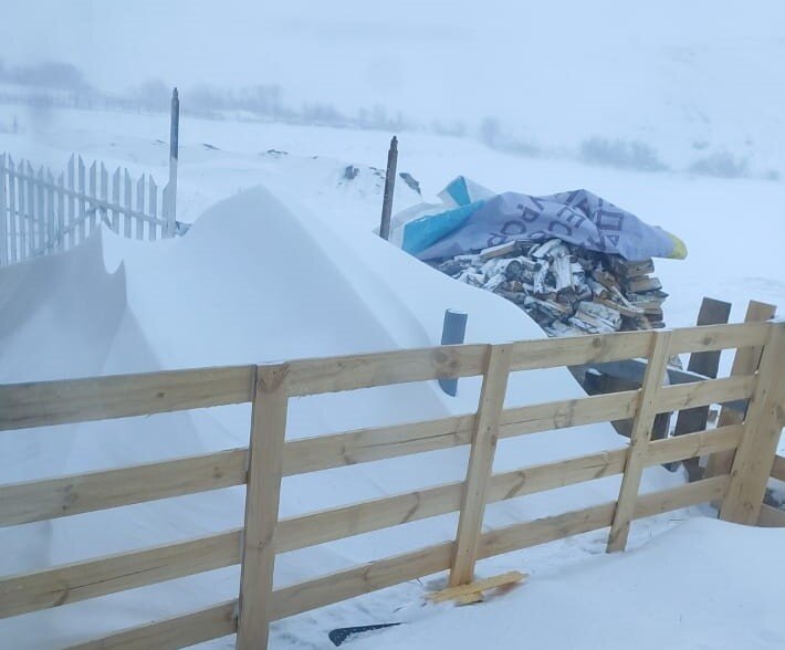 Новый сугроб прямо под окнами.