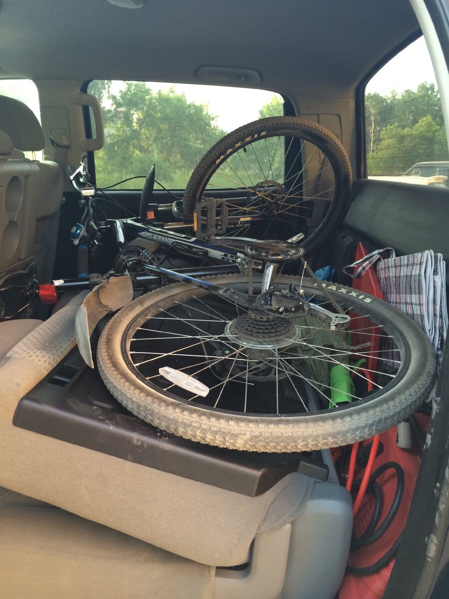 На заднем ряду можно положить велосипед. Слева на фото видно поднятую спинку шестого пассажирского сидения.