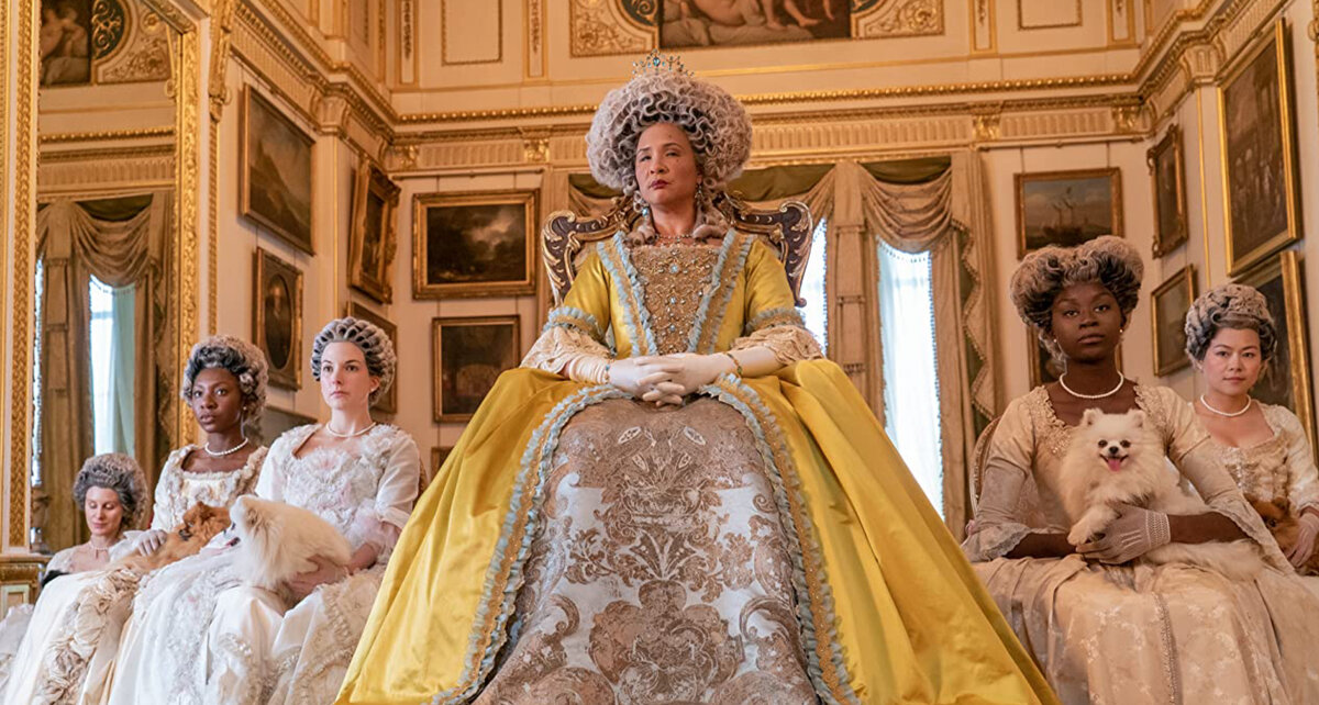 королева Великобритании Шарлотта  и ее фрейлины- афроамериканки в сериале Бриджертоны 