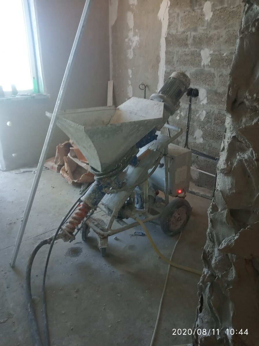 Бетономешалка на кухне мешает бетон, бригада строителей... работает