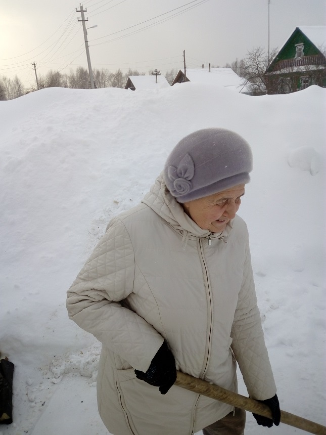 Мама тоже работает, а за ней сугроб растет, домов уже не видно. Личное фото