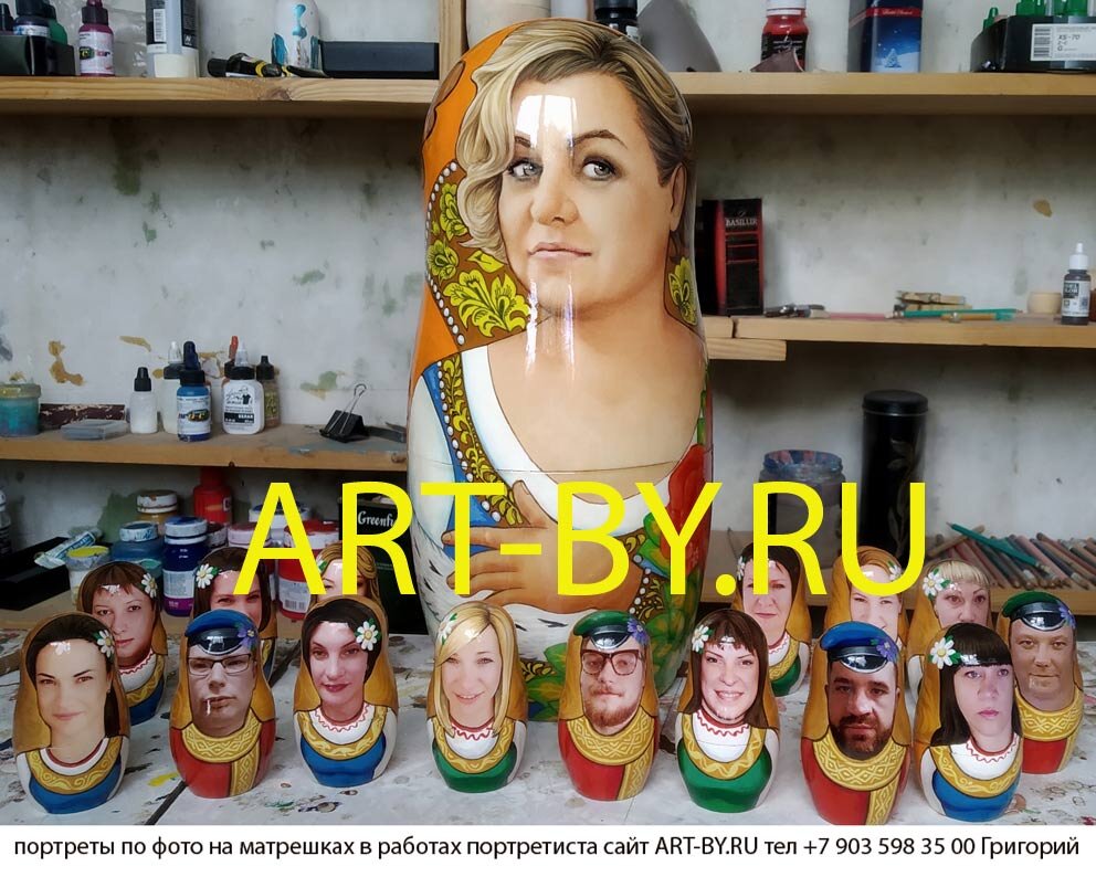 портрет самой прекрасной девушки руководителя компании из Смоленска рисованием по фото заказчиков,  а  портреты на маленьких куклах одинакового размера коллег по работе и сотрудников фирмы фотопечать