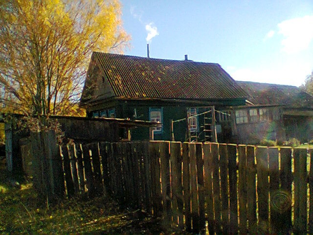 Наш домик через месяц после переезда. Поставили временный новый забор