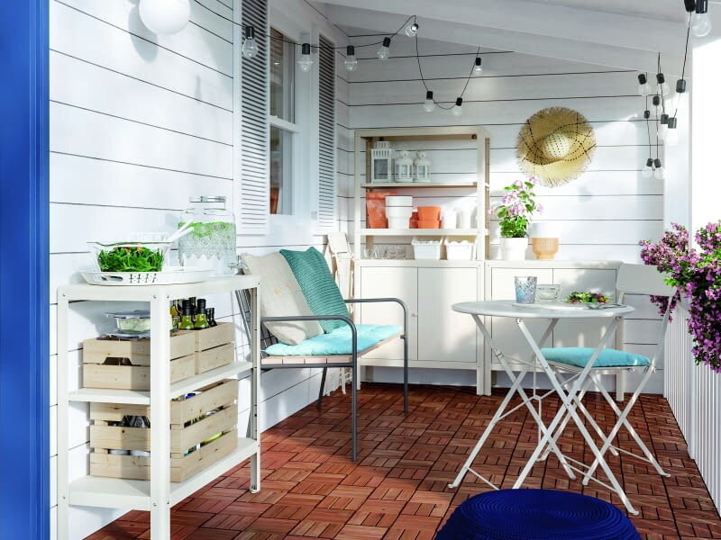 Деревянные ящики, множество цветов и горшков, и даже соломенная шляпа как элемент декора создают идиллическую атмосферу. Фото ИКЕА