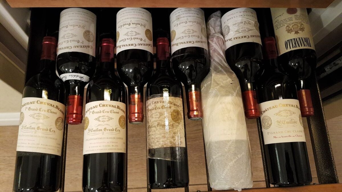 Вина в винном шкафу