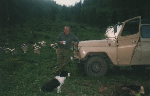 Ляля охраняет пасеку!