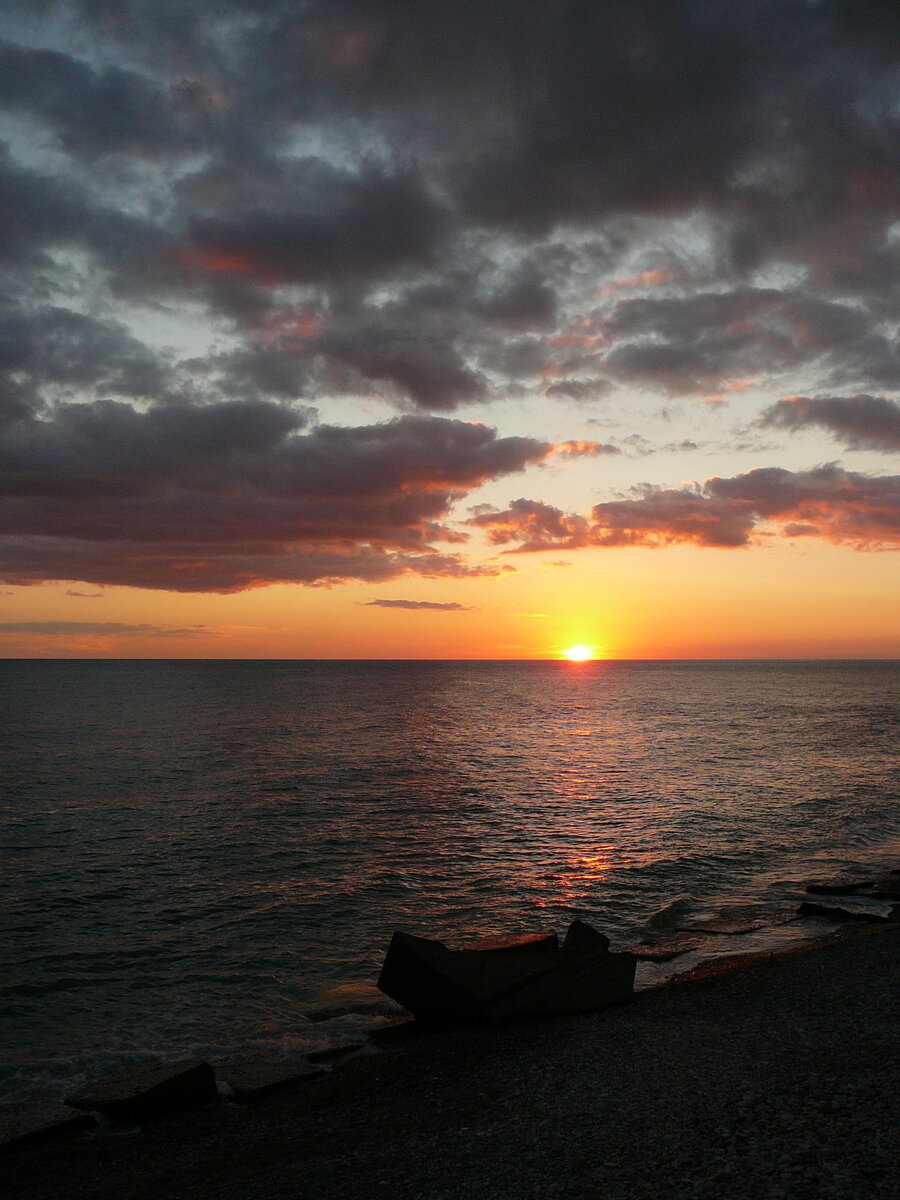 Потрясающее закатное солнце над Чёрным морем