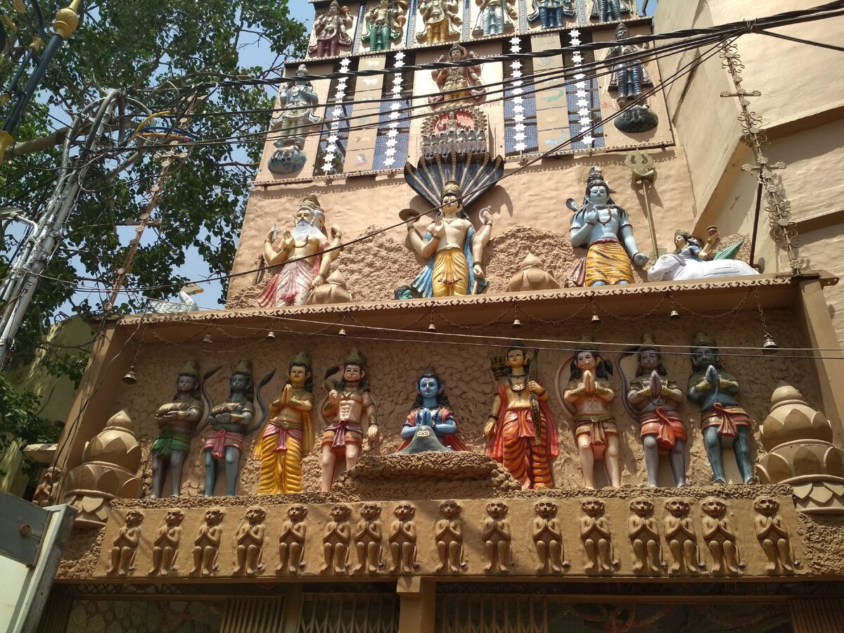 Пантеон богов на одном из храмов в Варанаси.