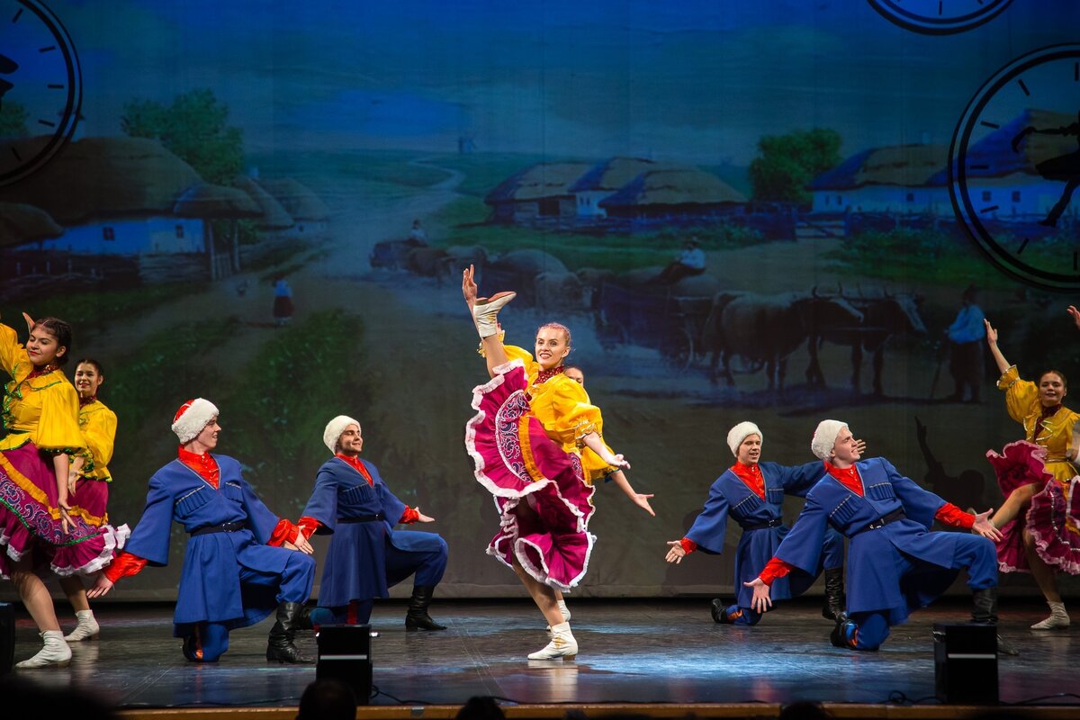 Старшаки продолжают заниматься в Народном ансамбле танца "Радость".