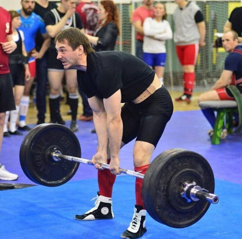 На данной фото из yandex.ru видно грубейшее нарушение техники выполнения становой тяги. Но я не буду расписывать каждое упражнение, расскажу лишь о том, откуда растут ноги этой "проблемы"