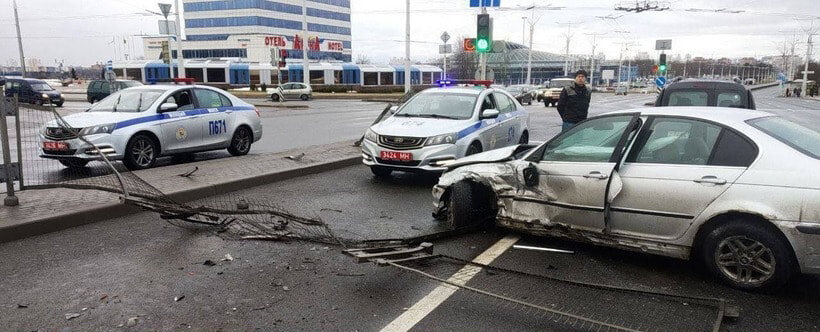 Авария произошла 26 февраля около 17:00 на улице Голодеда. 
Как сообщает ГАИ, 37-летний водитель автомобиля «БМВ» при повороте направо не справился с управлением и совершил наезд на бордюрный камень, затем на разделительное ограждение. Далее автомобиль выехал на полосу встречного движения, где врезался в «Форд», который остановился на красный сигнал светофора.

Виновник ДТП был пьян — 1,4 промилле в выдыхаемом воздухе. По данному факту проводится проверка.