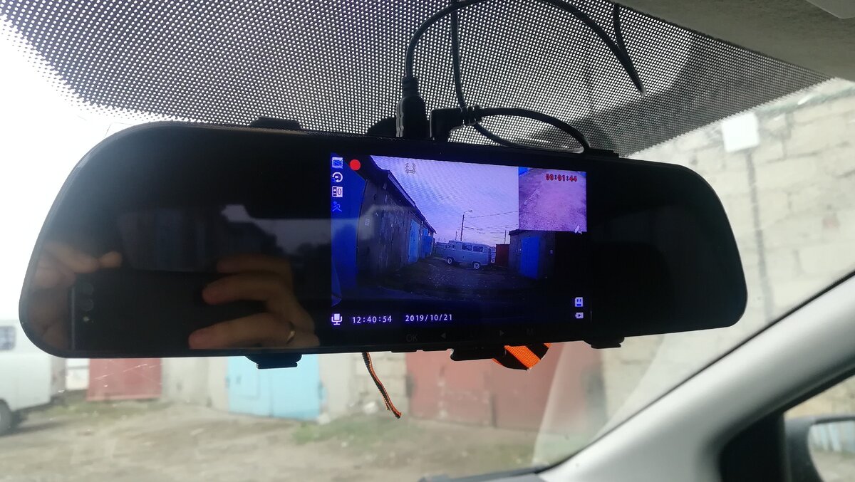 Экран намного меньше, качество изображения сильно хуже, да ещё и управление скрытыми на торце маленькими кнопочками. Плюс к этому зеркало сильно затемняло отражение, но об этом ниже.