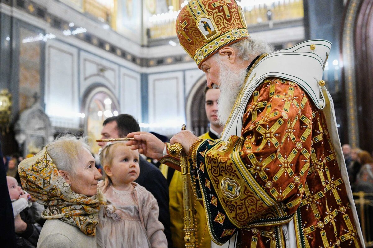 Иеромонах Анатолий (Киевский): «Один раз в Храме помолишься «Господи, помилуй» и Господь услышит, а дома нужно 200-300 раз». Источник: https://foto.patriarchia.ru/news/patriarshee-sluzhenie-v-kanun-dnya-pamyati-svyatitelya-nikolaya-chudotvortsa-v-khrame-khrista-spasitelya-2019-12-18/