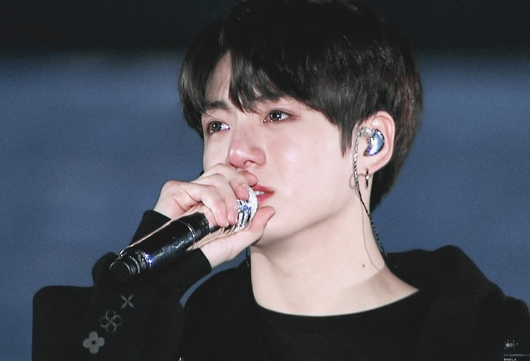 Чон хосок плачет. Чонгук бтс. Джин бтс плачет. Чон хосок. Бтс плачут.