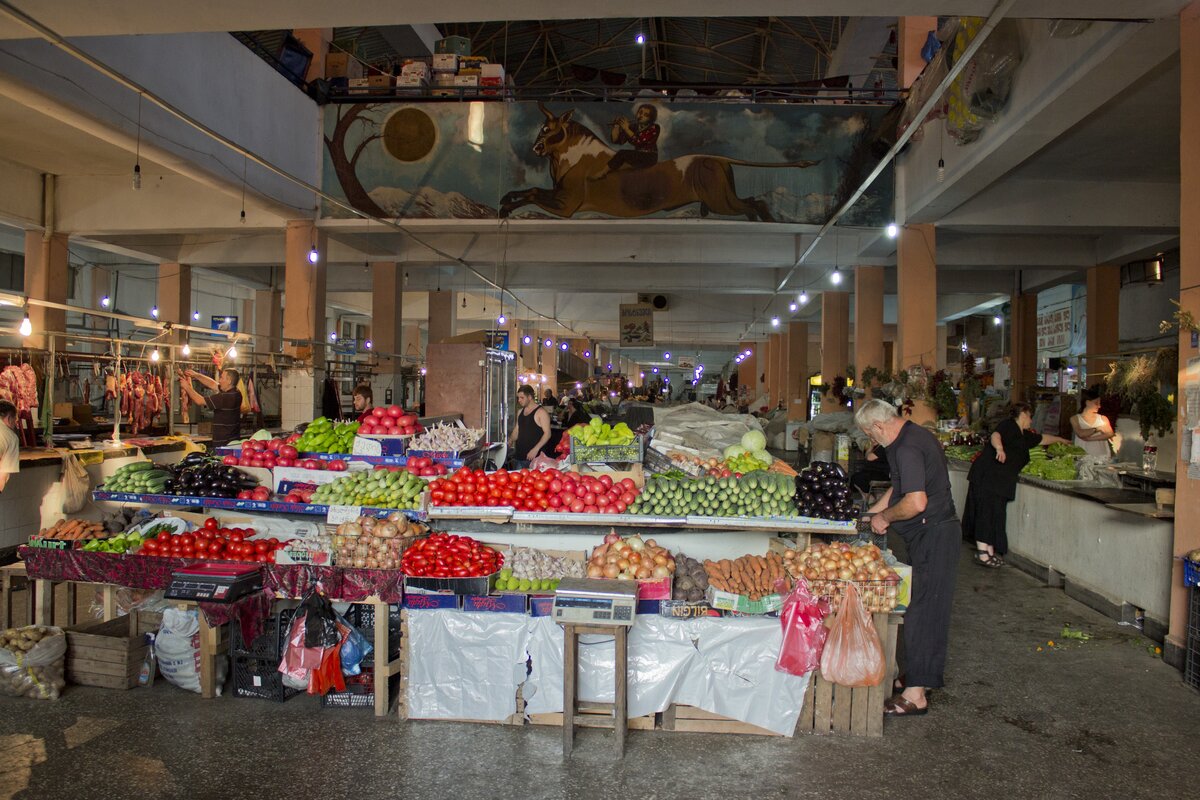 Выглядит рынок скромно, но чего там только нет!