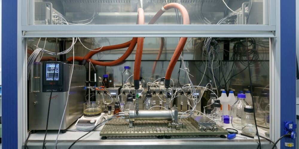 Технология микро- и миллиреакторного синтеза с использованием реакторов проточного типа является молодой технологией