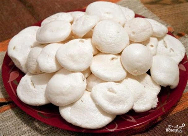 Безе в микроволновке – прекрасный десерт к кофе, чаю за рекордно быстрое время. Приготовление безе – это, конечно, не самый простой процесс, однако микроволновка существенно его облегчает.