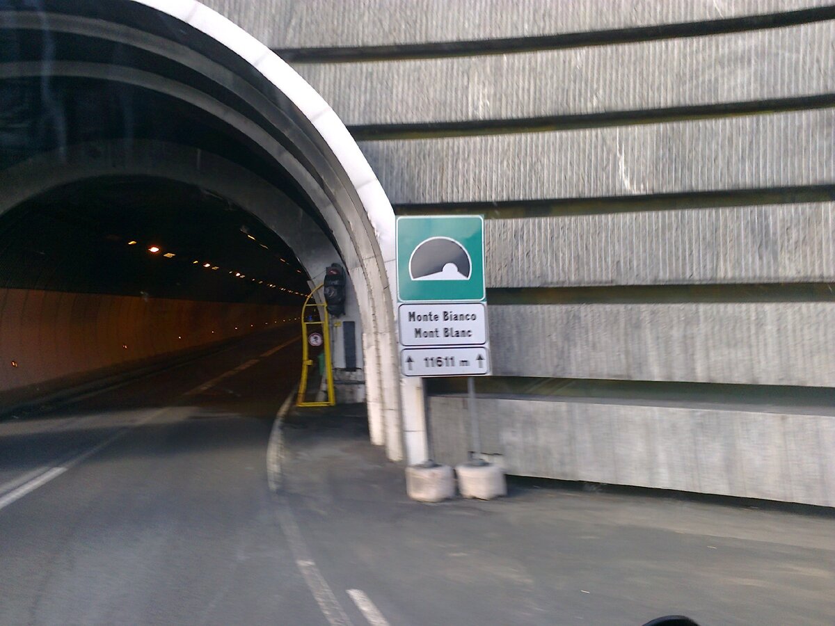 Начало тоннеля в Италии и его название (Белая гора) на итальянском и на французском... длина 11611 метров.  Из личных фото.