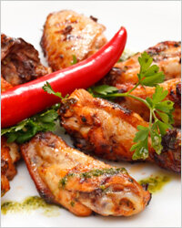 У всех Овнов очень мудрый организм, что их и спасает. Именно он говорит хозяину, что еда – это не только энергия, но и витамины, минералы, клетчатка и прочие полезные вещи. В выборе продуктов Овен часто следует инстинктам и руководствуется внешним видом: сочное свежее мясо, овощи, фрукты, зелень, красное вино без сомнений понравятся всем представителям этого знака. Важно не испортить их красоту и питательную ценность длительным приготовлением. Если есть выбор, Овен без колебаний предпочтёт обжаренное на живом огне мясо с ароматной корочкой и даже не посмотрит в сторону тушеных котлет или салата с варёным мясом. (Хотя при отсутствии выбора те же котлеты и салат пойдут на ура.)