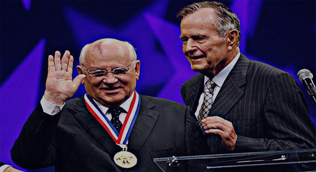 Джордж Буш-старший награждает Горбачева