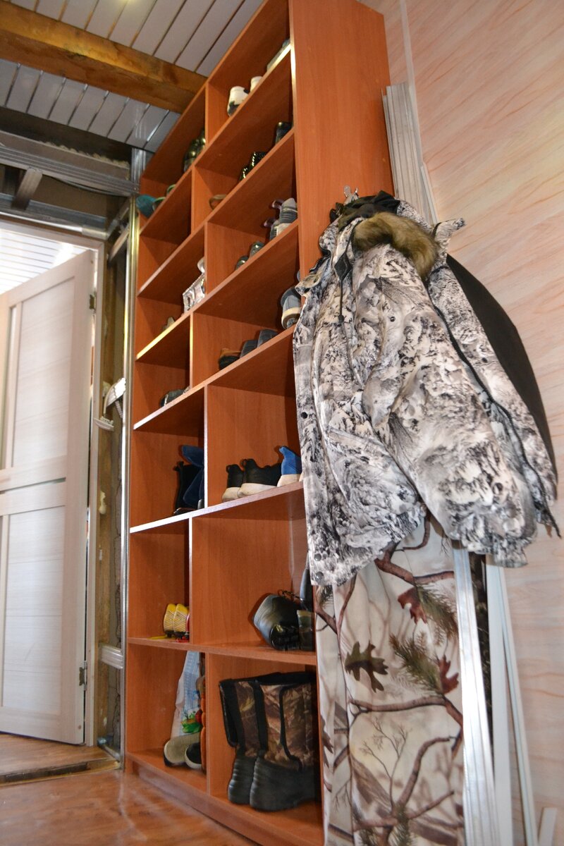 Открытый шкаф в виде полок