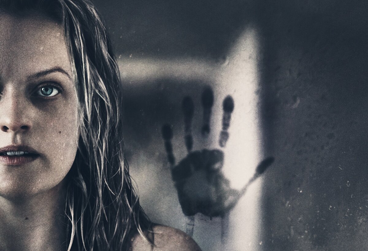 В "Человеке-невидимке", самом кассовом фильме ужасов 2020 года (пятом по счету за год), Элизабет Мосс играет женщину, которую преследует и терроризирует ее бывший бойфренд, инженер-оптик, который разрабатывает специальный костюм, чтобы скрыть свое присутствие.